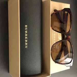 Burberry classic/ stylist Sun glasses